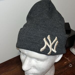 Gray acrylic New York Yankees stretch beanie ski snowboard knit cap hat